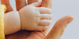 main bébé