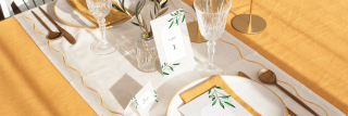 Décoration de table mariage avec menu végétal, set doré, carte table 1 et marque-place assorti