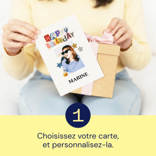 Une femme qui tient une carte anniversaire
