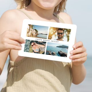 Carte postale souvenir Costa Brava tenue par une enfant sur la plage
