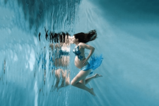 shooting grossesse dans l'eau