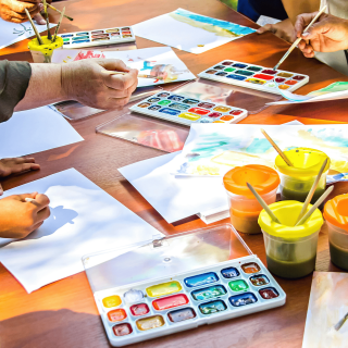 Des feuilles et des pots de peinture sur une table