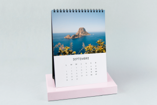 Calendrier de bureau : trépied intégré, prêt à poser