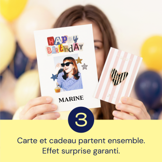 Un homme qui tient 1 sachet de thé petite attention et une carte anniversaire