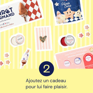 Un homme qui tient 4 sachets de petites attentions