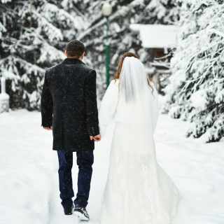 Couple de mariés dans la neige