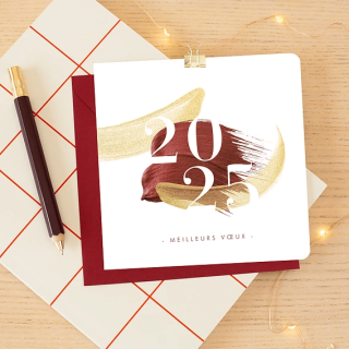 Carte de vœux 2025 carrée, touches de peinture dorée et bordeaux sur fond blanc épuré