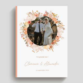 Album photo mariage avec cadre floral pastel, couple en tenue de noces