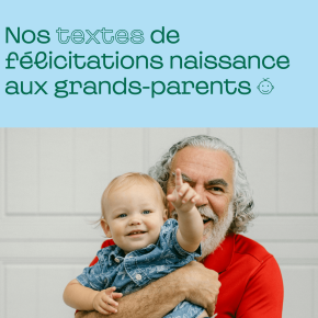 Bannière illustrant un grand-père souriant tenant dans ses bras un bébé blond, tous deux rayonnants de joie. Texte en haut : “Nos textes de félicitations naissance aux grands-parents” avec une typographie douce et un fond bleu clair.