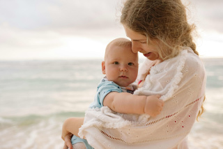 Femme et bébé à la plage