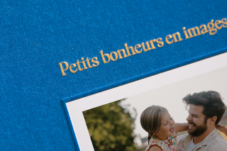 Ajoutez un titre doré sur la couverture tissu