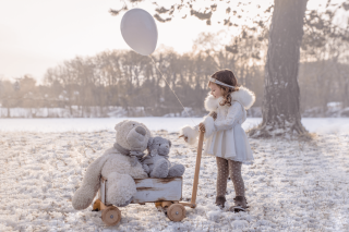 petite fille dans la neige