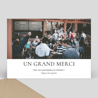 Carte de remerciement séminaire avec photo de groupe festif en extérieur et texte Un grand merci