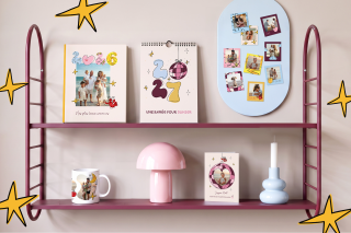 Etagère rose foncé sur laquelle sont disposées les produits de la collection Alicia Flipo x Popcarte