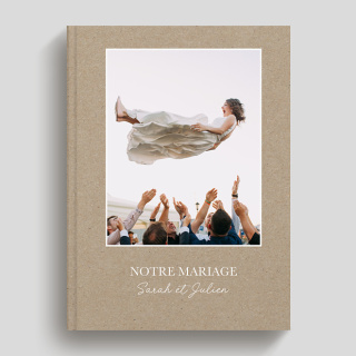 Album photo mariage couverture kraft, mariée en l’air portée par les invités