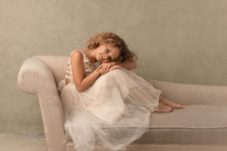 petite fille sur canapé