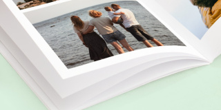 Album photo papier mat ouvert avec image de famille au bord de la mer
