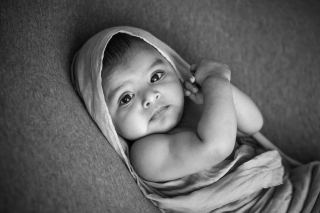 shooting bébé en noir et blanc