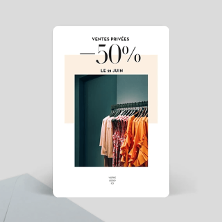 Affiche ventes privées -50 pourcent, vêtements orange sur portant, fond blanc avec encadré beige