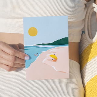 Illustration minimaliste d’une plage avec parasol jaune, carte tenue sur les genoux