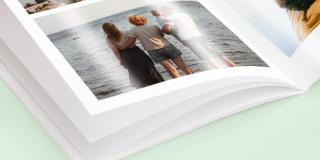 Album photo papier brillant ouvert avec image de famille face à la mer