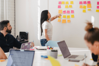 Carte papier ou virtuelle, que choisir en entreprise ?