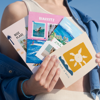 Cartes postales colorées tenues en éventail, illustrations estivales et noms de plages