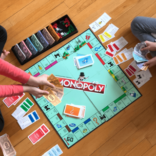 Des enfants jouant à un jeu de société 