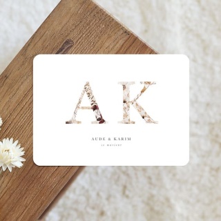 Faire-part mariage initiales florales AK sur fond blanc, prénoms Aude et Karim en typographie fine
