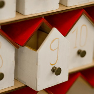 Le calendrier en petites boîtes en bois