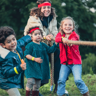 Des enfants jouant au tir à la corde pour des jeux olympiades