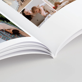 Album photo ouvert avec pages épaisses, photos de famille en intérieur