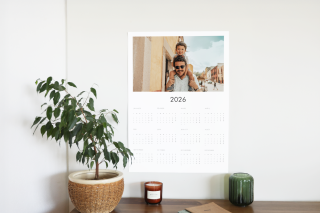 Le calendrier poster décore la pièce