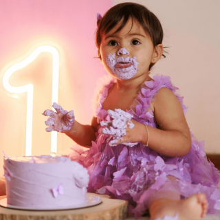 Le gâteau et la première bougie, un moment symbolique